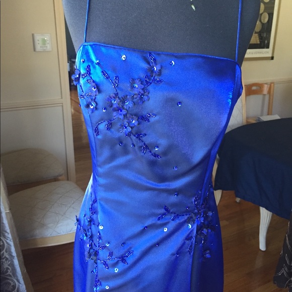 Formal gown - Picture 2 of 8